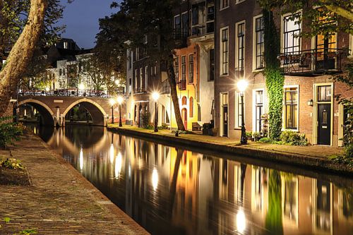 Sfeervol avondbeeld van de Oudegracht ter hoogte van de Twijnstraat a/d Werf, Utrecht