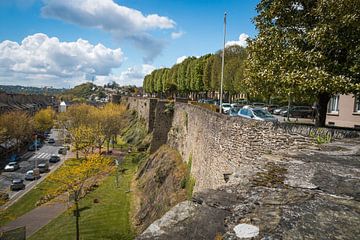 Een oude stadsmuur in de plaats Saint Lo in Frankrijk. van Rijk van de Kaa