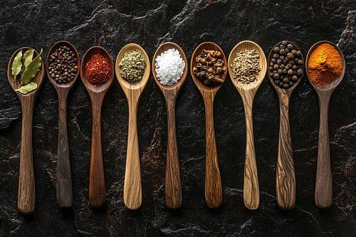 Kruiden en specerijen in lepels