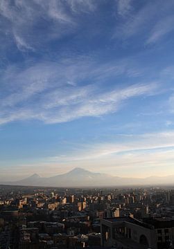 De berg Ararat, gezien vanuit Jerevan in Armenië van Lensw0rld