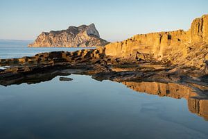Felsen spiegeln sich im ruhigen Mittelmeer