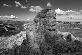 Berg Hochvogel in dynamischen Licht in schwarz und weiß von Daniel Pahmeier