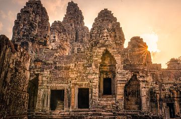 Angkor Wat; Bayon bij zonsopkomst. van Jelmer Laernoes