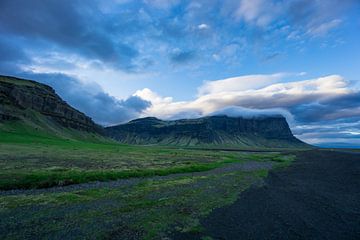 Island - Wolken hängen in der Morgendämmerung über grünen Vulkanbergen von adventure-photos