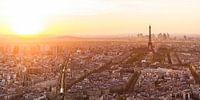 Gezicht op Parijs met de Eiffeltoren bij zonsondergang van Werner Dieterich thumbnail
