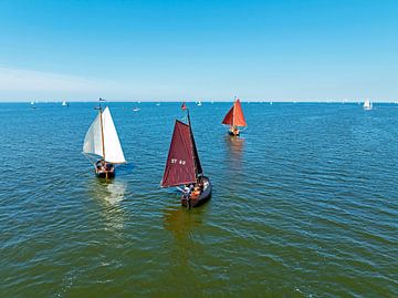 Luchtfoto van ouderwetse jollen op het IJsselmeer in Nederland van Eye on You