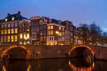 Amsterdamse verlichte bruggen aan de Herengracht in de winter