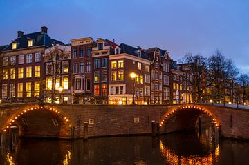 Amsterdam beleuchtete Brücken an der Herengracht im Winter