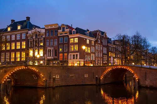 Amsterdamse verlichte bruggen aan de Herengracht in de winter