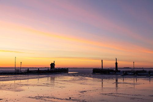 Haveningang Volendam in winter