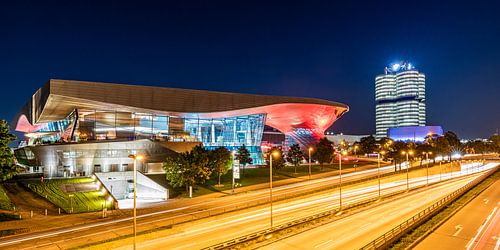 BMW Wereld en BMW Viercilinder in München bij nacht