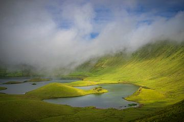 Entdecken Sie den bezaubernden Vulkankrater auf Corvo, ein Naturschatz auf den Azoren von Antwan Janssen