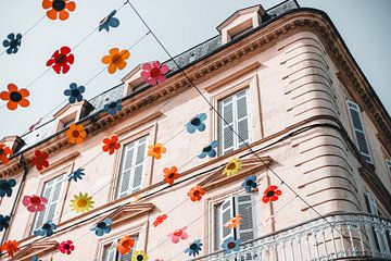 Bloemenlint in de straat van Sarlat-la-Canéda van Collin Arts