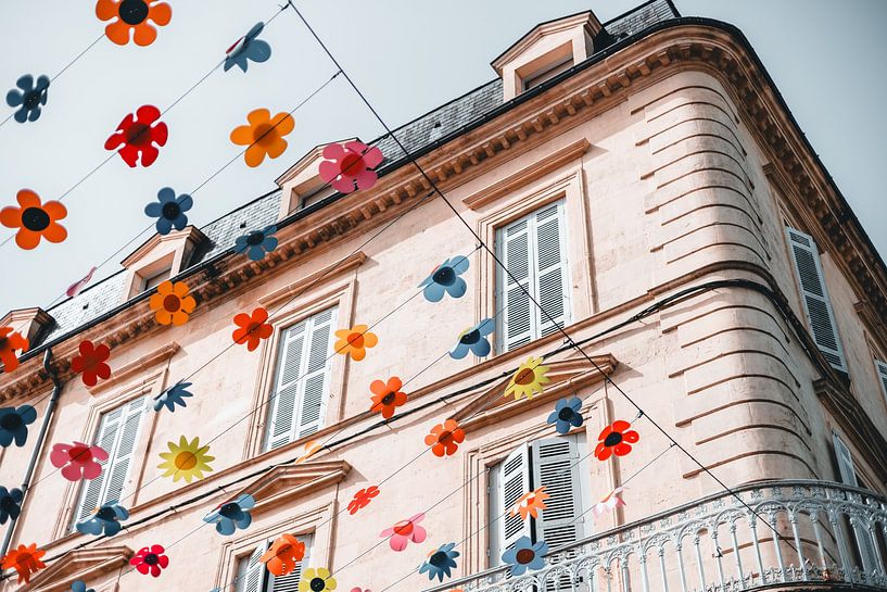 Ruban floral dans la rue de Sarlat-la-Canéda par Collin Arts