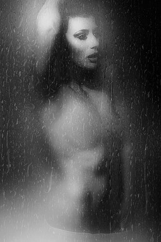 Naakte vrouw in een douchecabine (erotiek, zwart-wit)
