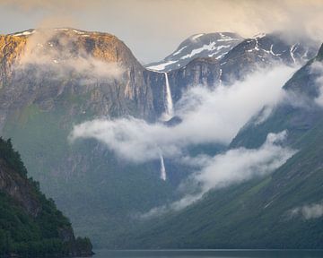 Mardalsfossen in Romsdalen, Noorwegen tijdens zonsondergang. van Jos Pannekoek