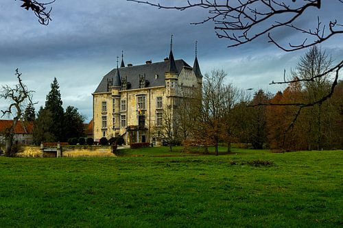 Kasteel Schaloen in Schin op Geul tijdens een gure herfstdag
