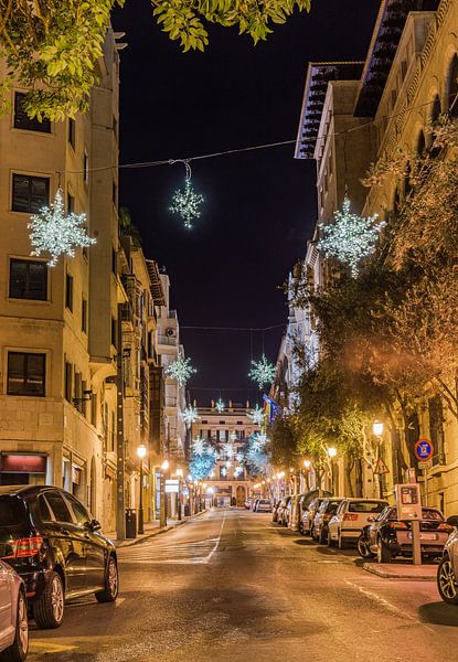 Verlichte straat in Palma de Mallorca bij Kerstmis van Alex Winter