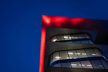 Modern gebouw in blauw en rood van Werner Lerooy