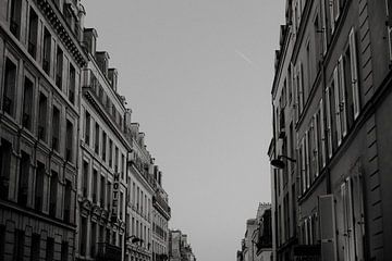 Romantische Straße in Paris mit Sonnenuntergang schwarz und weiß von Manon Visser