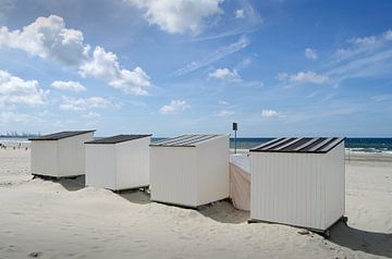 Badhokjes aan het strand van Hoek van Holland van Peter Hofwegen