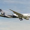 Eine Boeing 777-300ER von Air New Zealand bei der Landung. von Jaap van den Berg