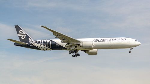 Eine Boeing 777-300ER von Air New Zealand bei der Landung. von Jaap van den Berg