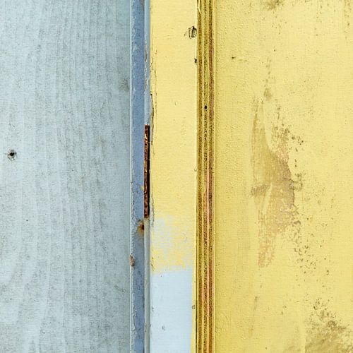 Abstract lijnenspel op houten wand