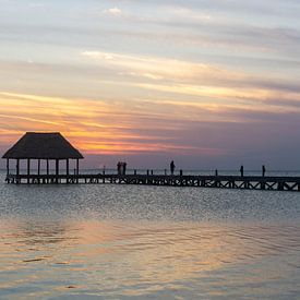 Zonsondergang bij de pier van Isla Holbox in Mexico van Reis Genie