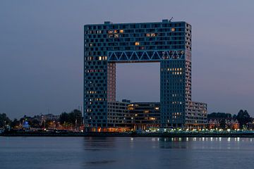 Le bâtiment du Pontsteiger à Amsterdam juste après le coucher du soleil sur Wim Stolwerk