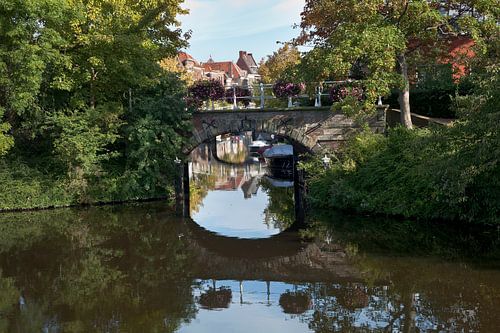 Die historische steinerne Vliet-Brücke in Leiden, Niederlande.