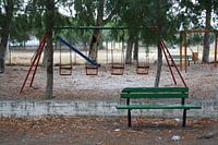 Verlaten speeltuin in de regen op Lesbos