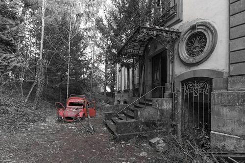 Verlaten auto bij Chateau Lumiere