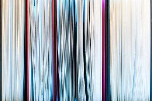 Photo abstraite formée par une vue de côté des livres