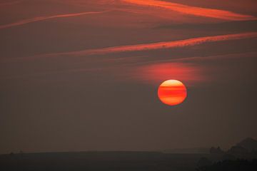 Ochtend mist over het mooie landschap met opkomende zon van Marcel Derweduwen
