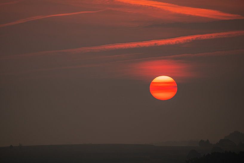 Ochtend mist over het mooie landschap met opkomende zon van Marcel Derweduwen