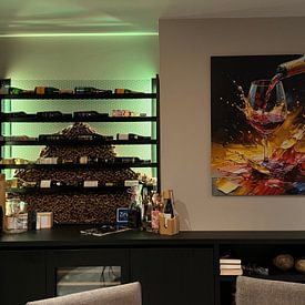 Klantfoto: Rode wijn in de stroom van plezier: een wijnglas tussen vloeibaar goud, robijnrode spatten en de waardigheid van het moment van AidasignArt, op aluminium