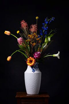 Nature morte classique de fleurs avec une touche d'originalité sur Beeldpracht by Maaike
