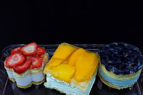 Fruittaartje met yoghurtroom, koekje en vers fruit