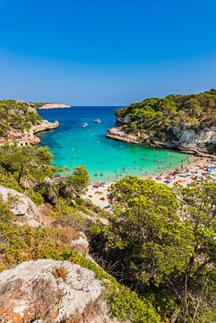 Blick auf die Strandbucht Cala Llombards an der schönen Küste Mallorcas von Alex Winter