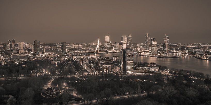 Rotterdam in de avond (sepia) van John Ouwens