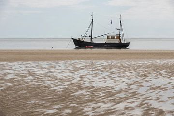 Vissersboot aan het strand van Tonko Oosterink