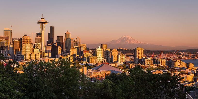Gouden gloed over de Seattle Skyline van Edwin Mooijaart