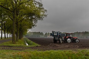 Tractor op het land van Jan-Matthijs van Belzen