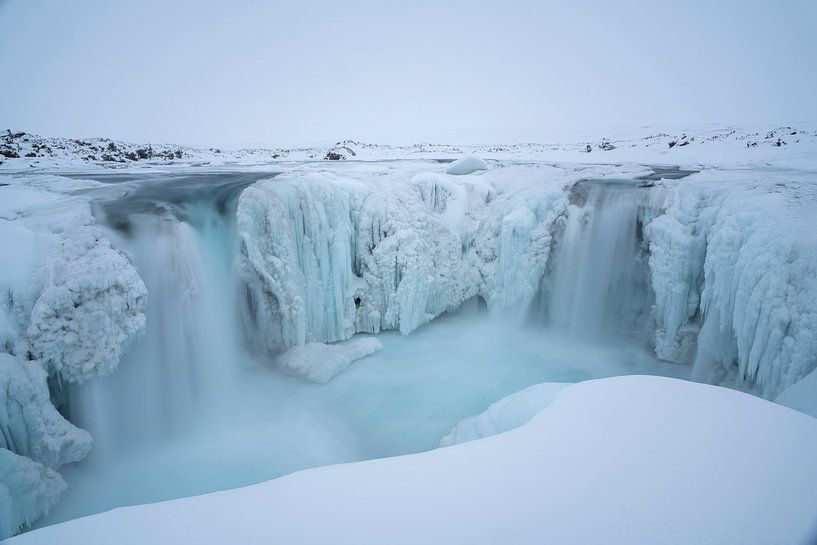 De Hrafnabjargafoss op IJsland in de winter van Danny Budts