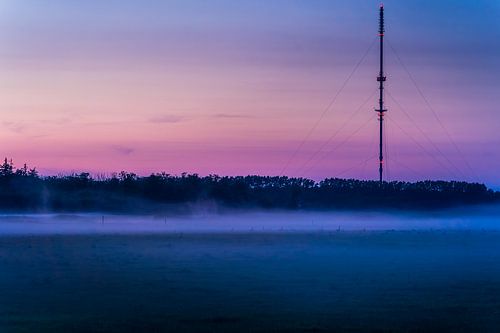Le mât émetteur de Wieringermeer en soirée sur Rob Baken