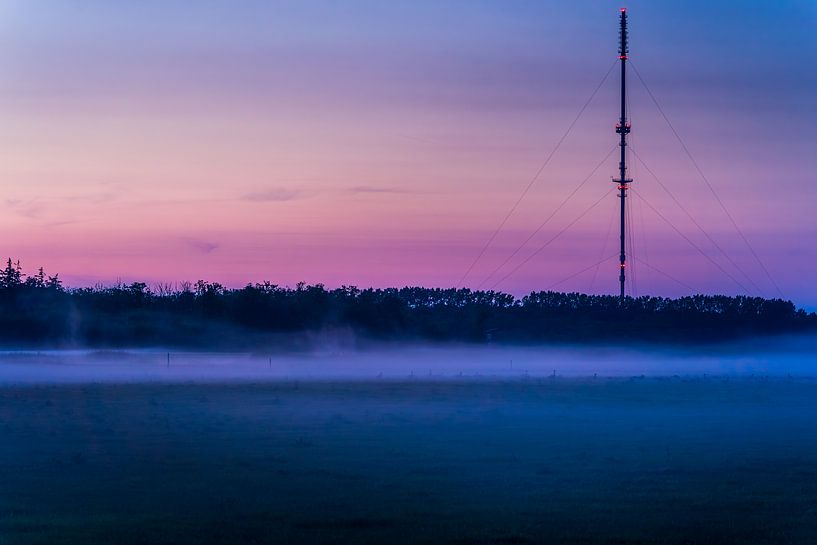 Le mât émetteur de Wieringermeer en soirée par Rob Baken