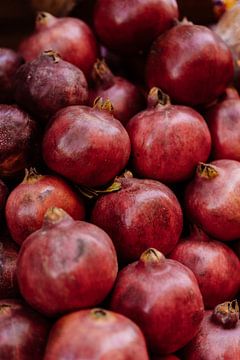Rote Granatäpfel aus Marrakesch von Wianda Bongen