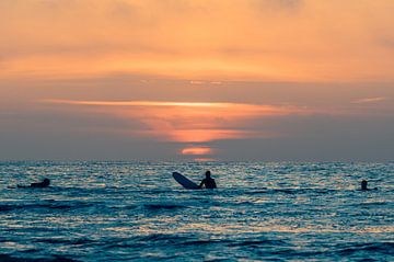 Surfers bewonderen de zonsondergang bij Terschelling van Surfen - Alex Hamstra Photography