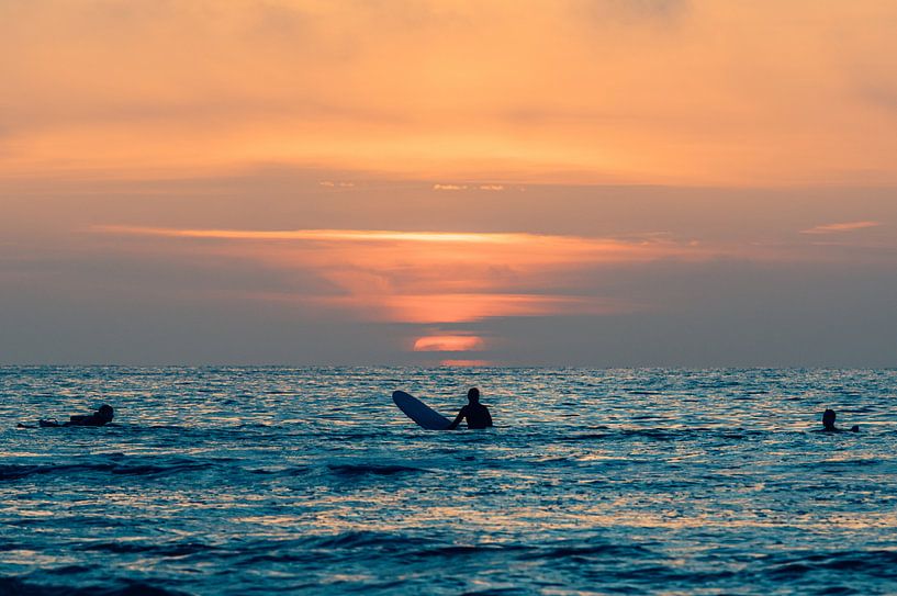 Surfer bewundern den Sonnenuntergang auf Terschelling von Surfen - Alex Hamstra Photography